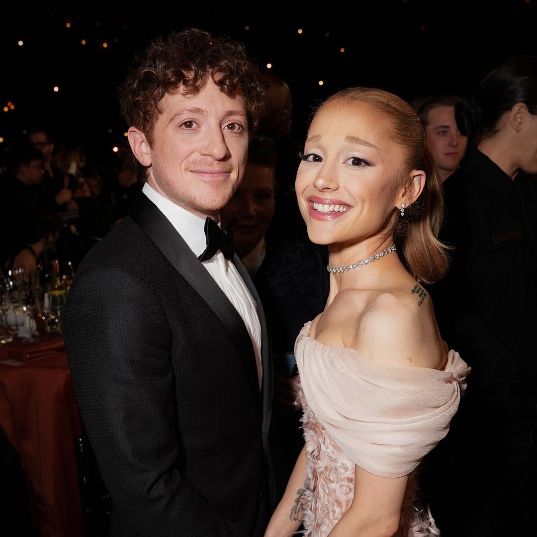 Ethan Slater participă la SNL, găzduit de Ariana Grande