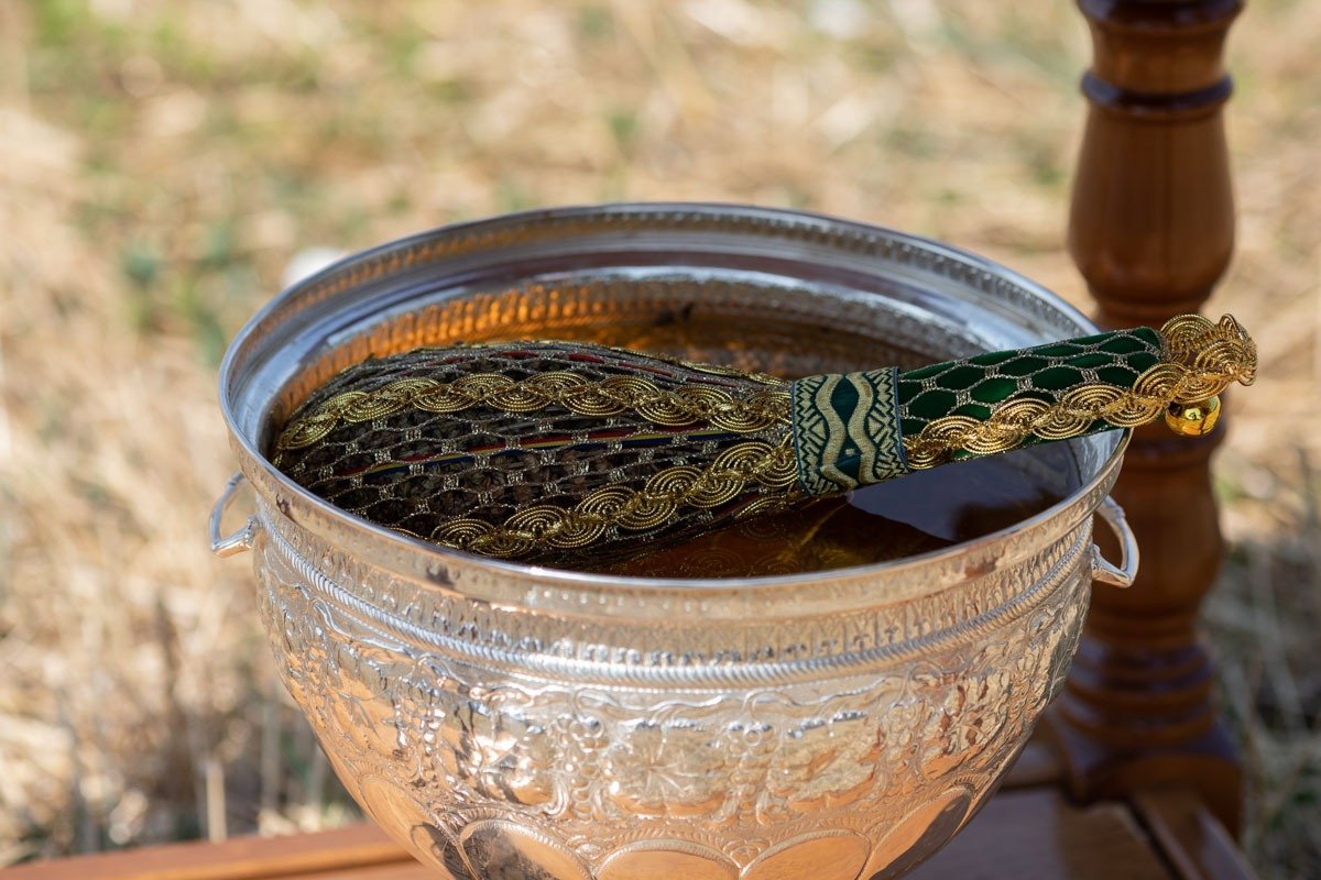 10.000 litri de agheasmă distribuiți la Catedrala Patriarhală, în timpul Sfințirii Mari a apei cu ÎPS Daniel