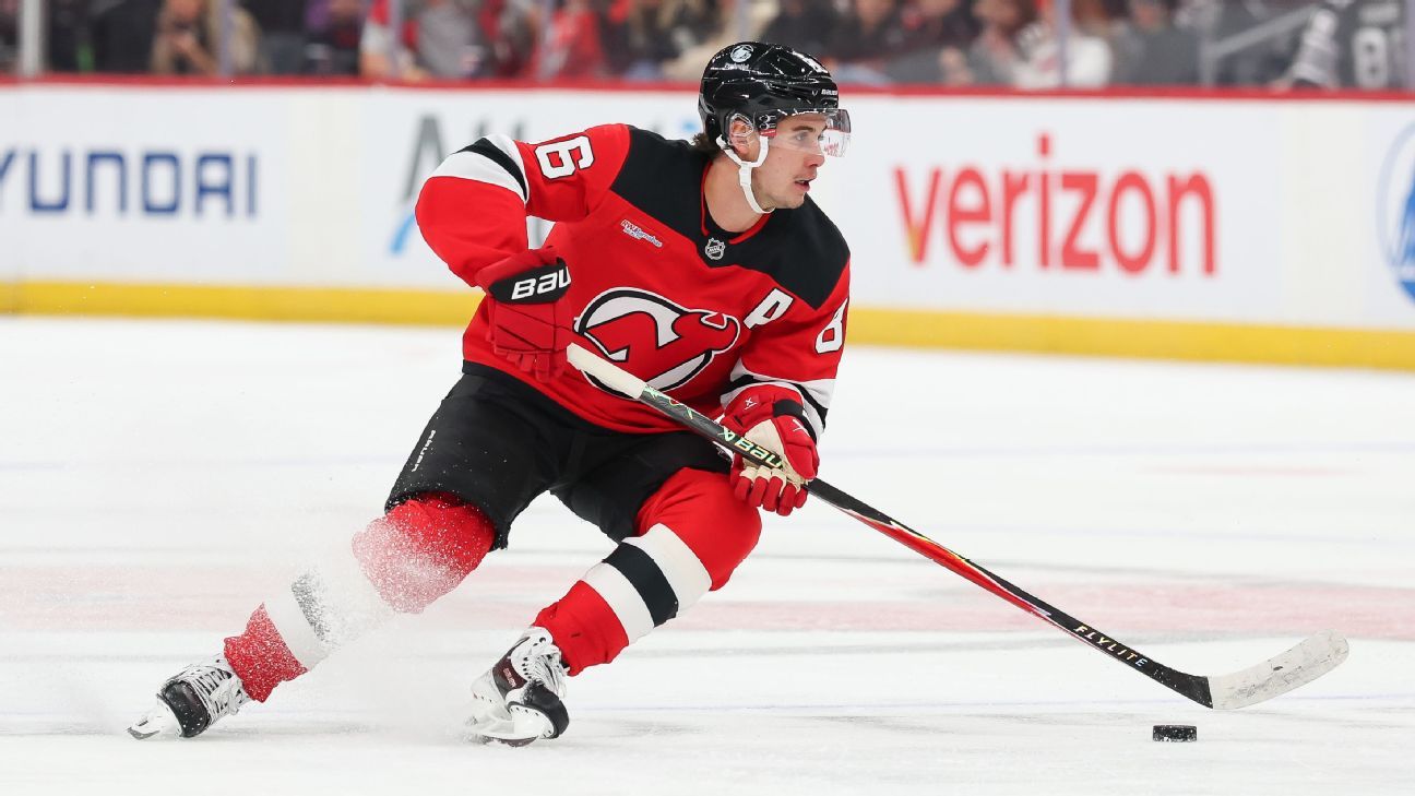 Jack Hughes al New Jersey Devils revine în echipă după accidentare ciudată la mână