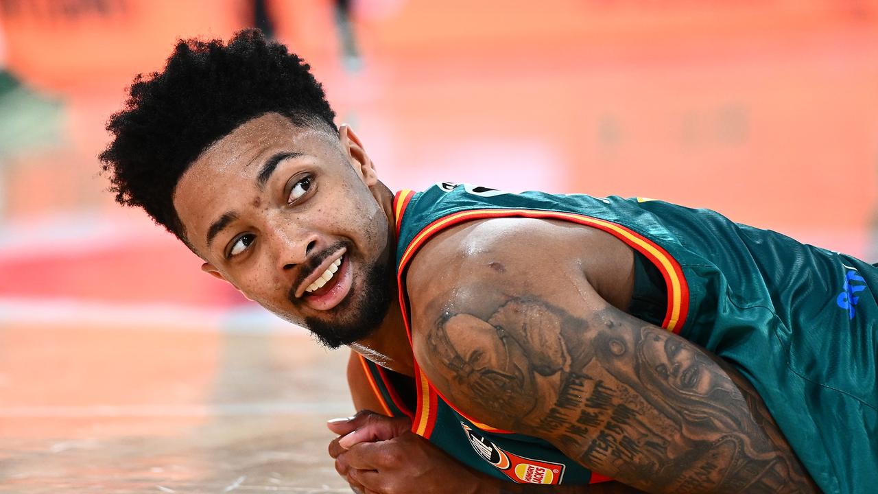 Clasamente după runda 13, plecarea lui Stu Lash de la Brisbane, titlu și echipe în dificultate