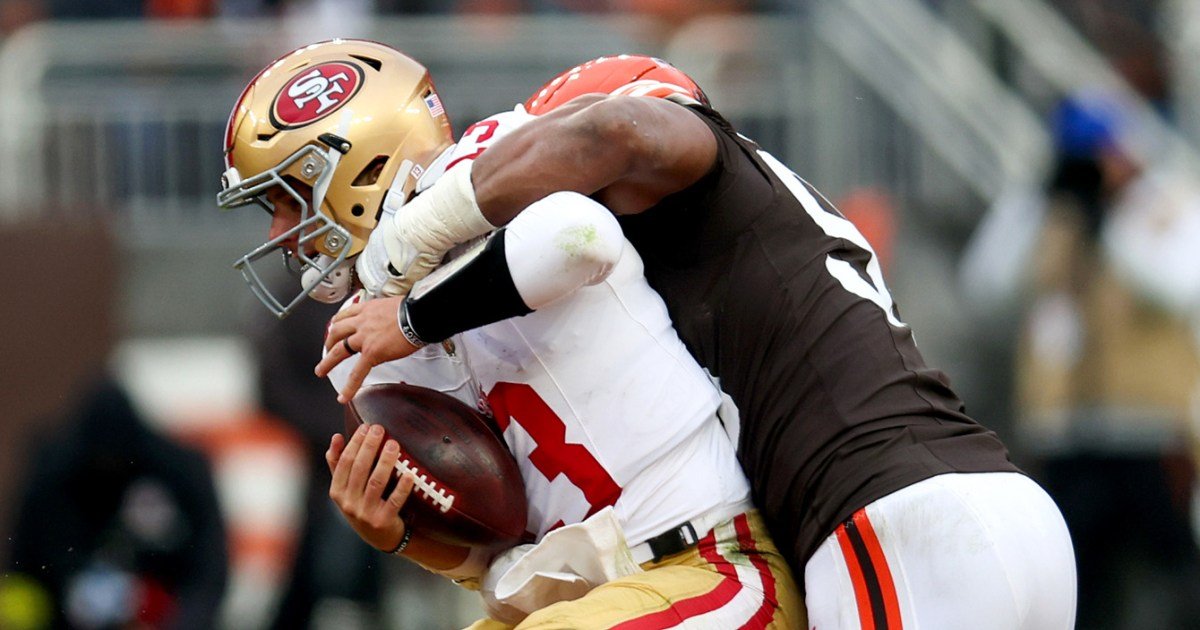 Myles Garrett se apropie de recordul de sack-uri din NFL. Dar al cui e, de fapt?