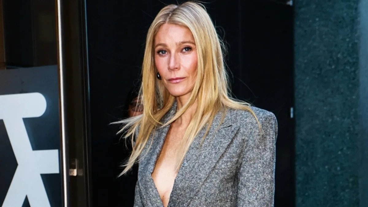 Gwyneth Paltrow reinventează ținuta business casual fără sutien pe străzile NYC