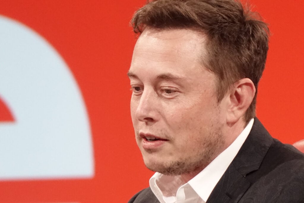 Elon Musk spune că în America e ușor să trăiești; a trăit cu 1 $ pe zi, mâncând hot‑dog și ardei