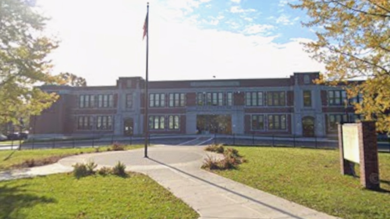 Femeie intentă un proces împotriva districtului școlar Syracuse; alte știri de top