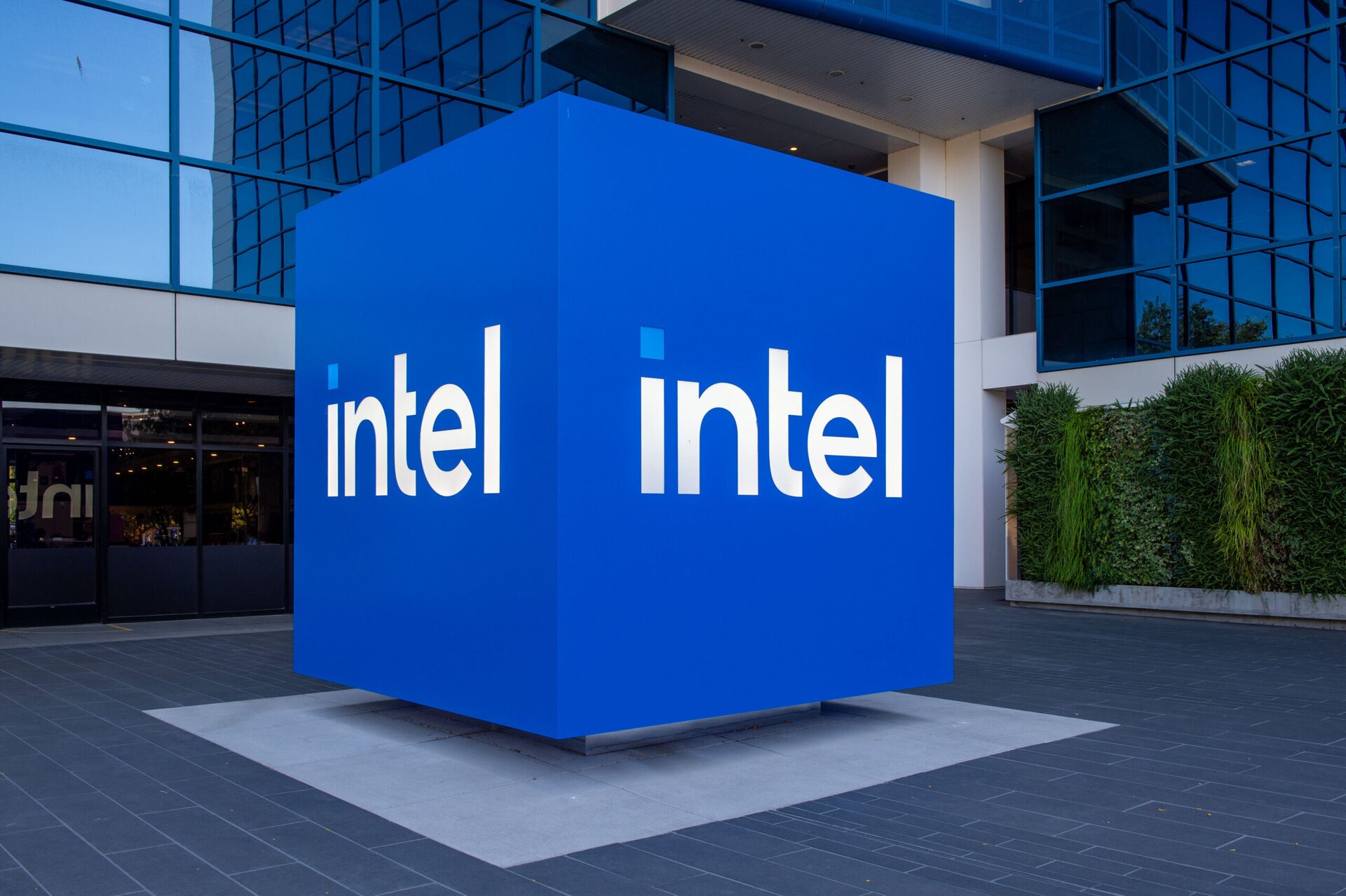 Comisia Europeană păstrează amenda impusă Intel, deși a fost redusă