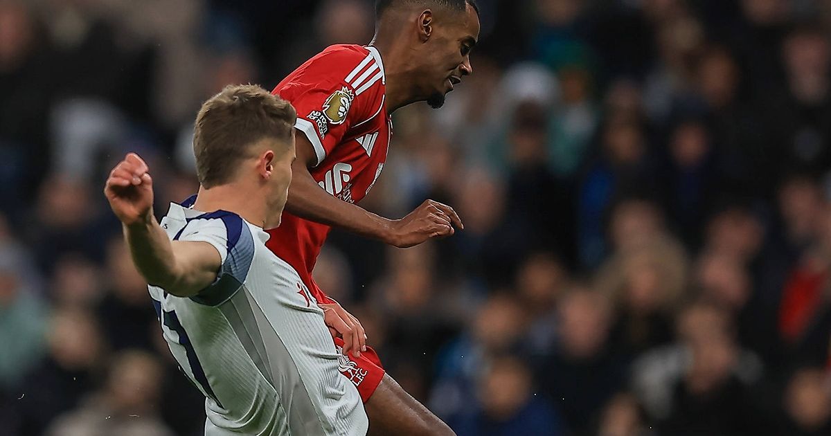 Accident grav. Acuzații! Ce leziune a suferit cel mai scump jucător din Premier după atacul brutal al colegului lui Drăgușin