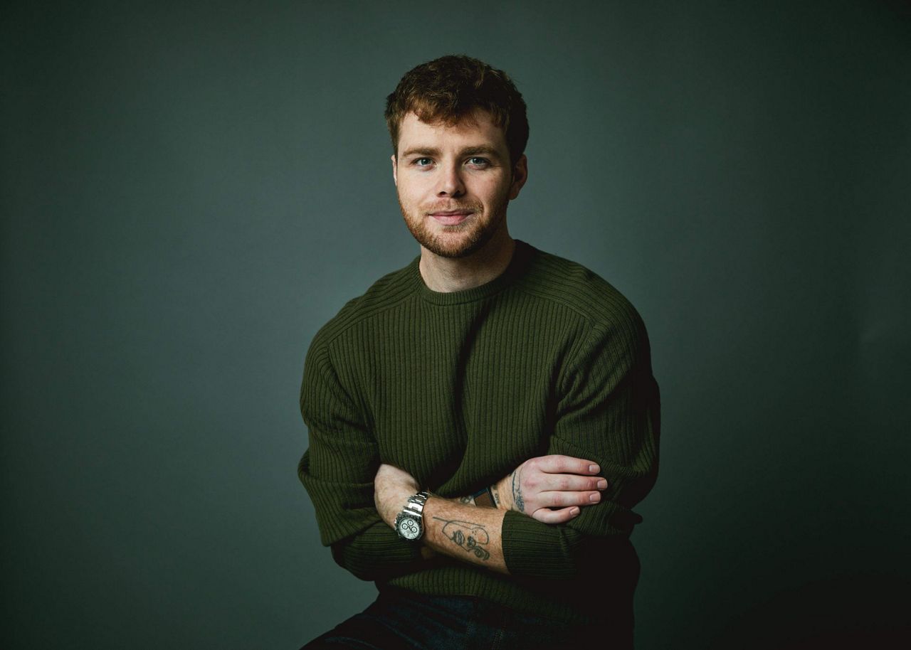 Anul lui Alex Warren a fost departe de „obișnuit”; acum, Grammy îl contactează