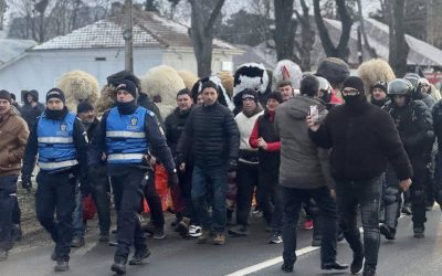 Bătaia cu ciomege de la Ruginoasa, oprită de jandarmi cu gaze lacrimogene