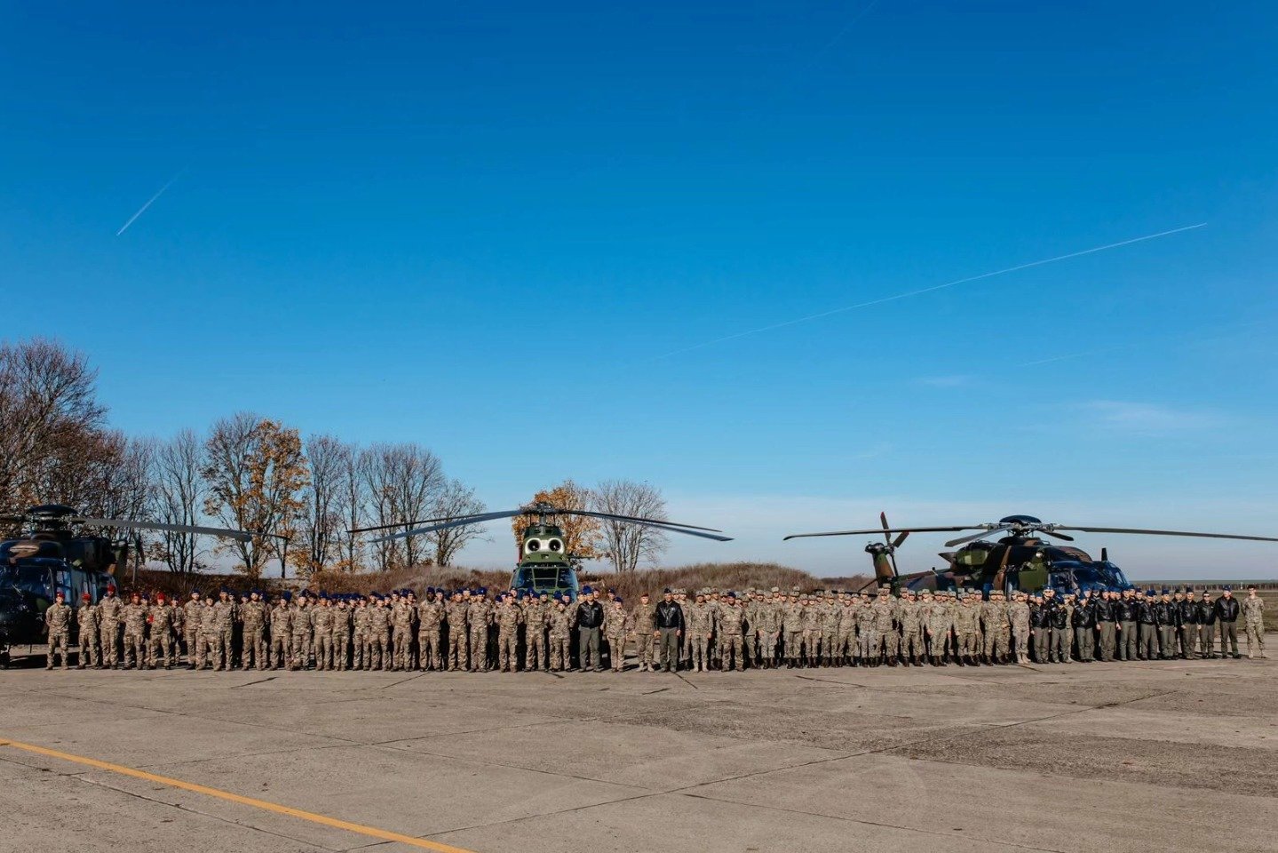 Premierul Bolojan și oaspetele olandez, vizită la Baza Aeriană 71 Câmpia Turzii