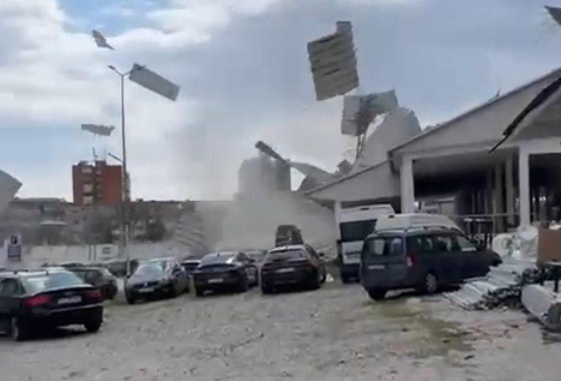 Vântul intens a provocat avarii la acoperișuri, linii electrice și a doborât copaci în Brașov