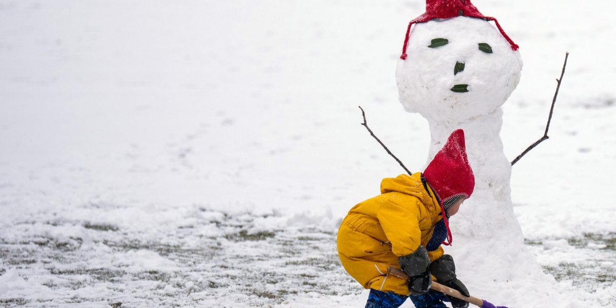Cod galben de ninsori, vânt puternic și polei în prima zi de Crăciun. Cum se anunță vremea în zilele următoare și unde va fi ger