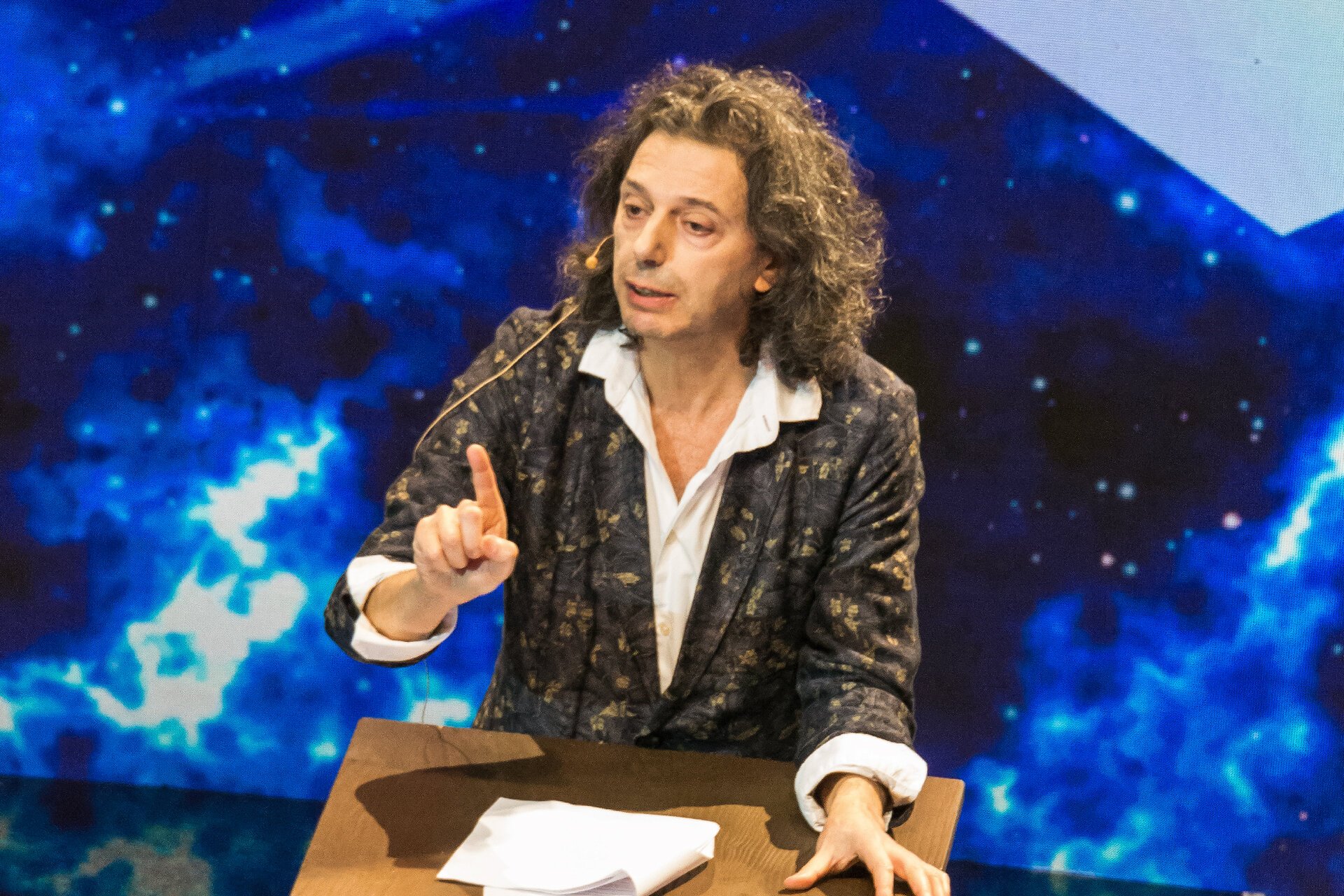 Renumit filozof al tehnologiei cere „bătălie civilizațională” contra AI și descrie un „uragan” global