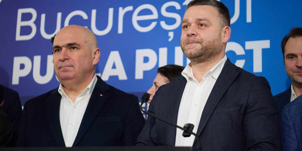 Ilie Bolojan și Ciprian Ciucu, la anunțarea rezultatelor exit-poll, la sediul partidului PNL din București, 7 decembrie 2025