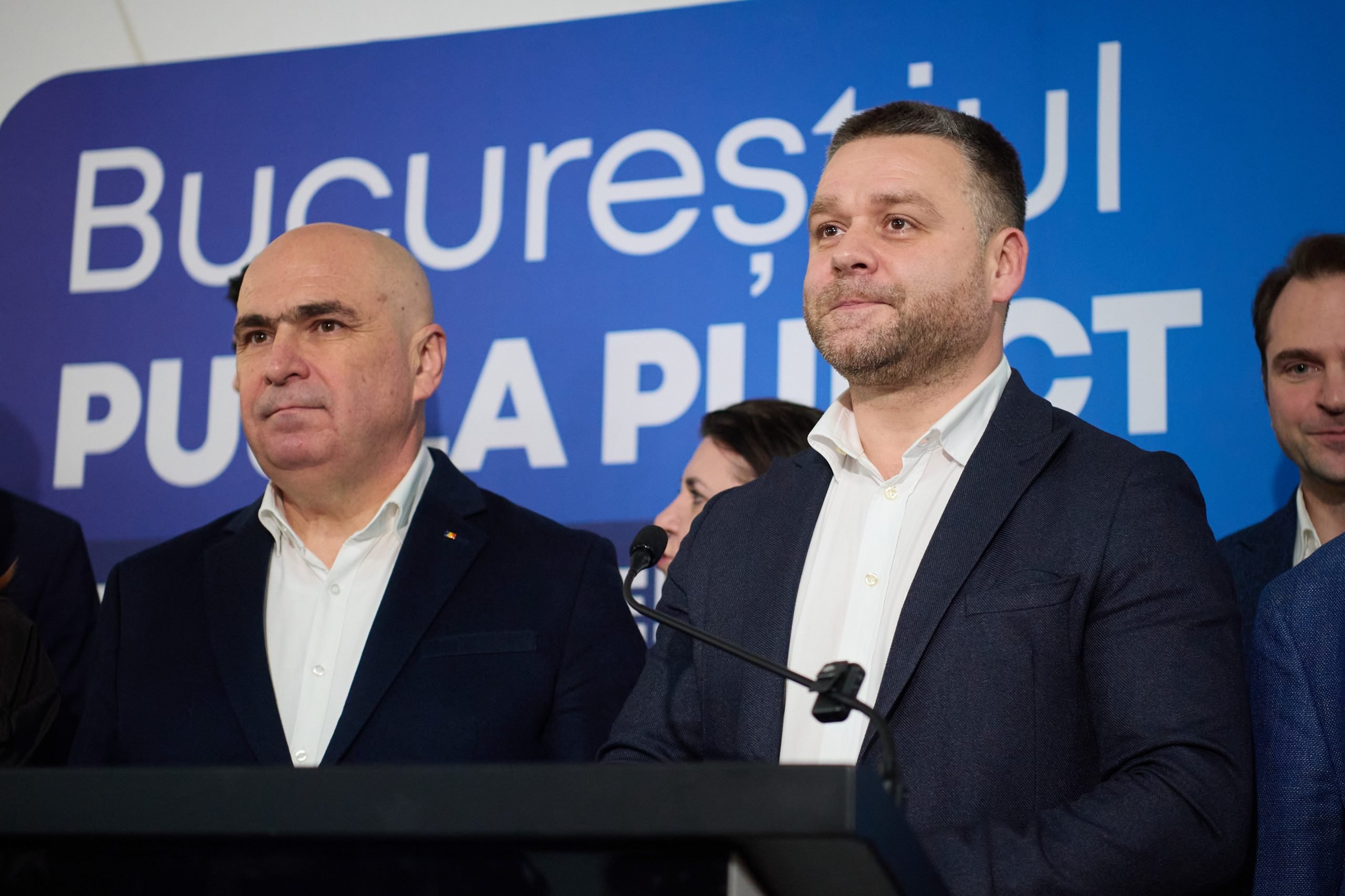 Ilie Bolojan și Ciprian Ciucu, la anunțarea rezultatelor exit-poll, la sediul partidului PNL din București, 7 decembrie 2025