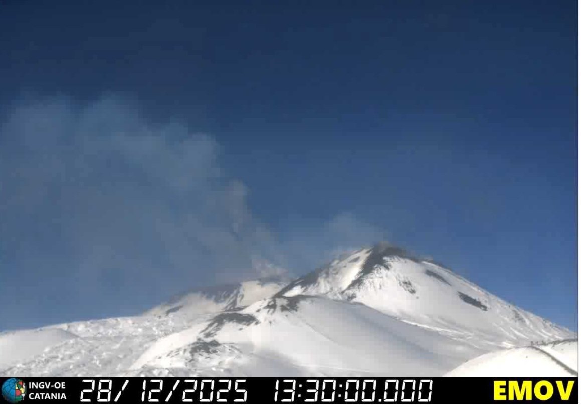 Eruptie reactivă a vulcanului Etna, înzăpezit și eliberând lavă și cenușă, cu atenționare roșie pentru traficul aerian din regiune