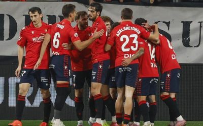 Los jugadores de Osasuna celebran tras marcar ante el Levante, durante el partido de LaLiga de fútbol que CA Osasuna y Levante UD disputan este lunes en el estadio de El Sadar, en Pamplona. EFE/Villar López