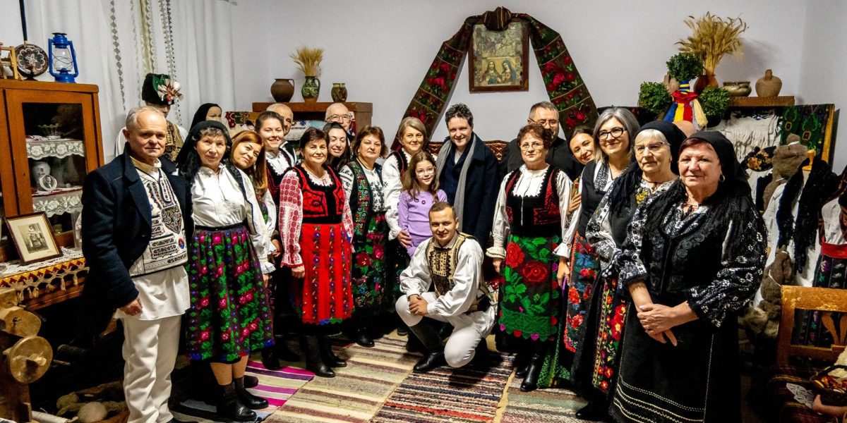 Nicușor Dan și-a petrecut seara de Crăciun în satul bunicilor săi. Cum a fost întâmpinat președintele de localnici