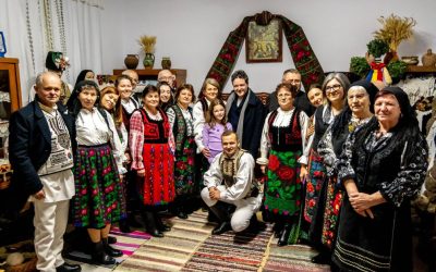 Nicușor Dan și-a petrecut seara de Crăciun în satul bunicilor săi. Cum a fost întâmpinat președintele de localnici