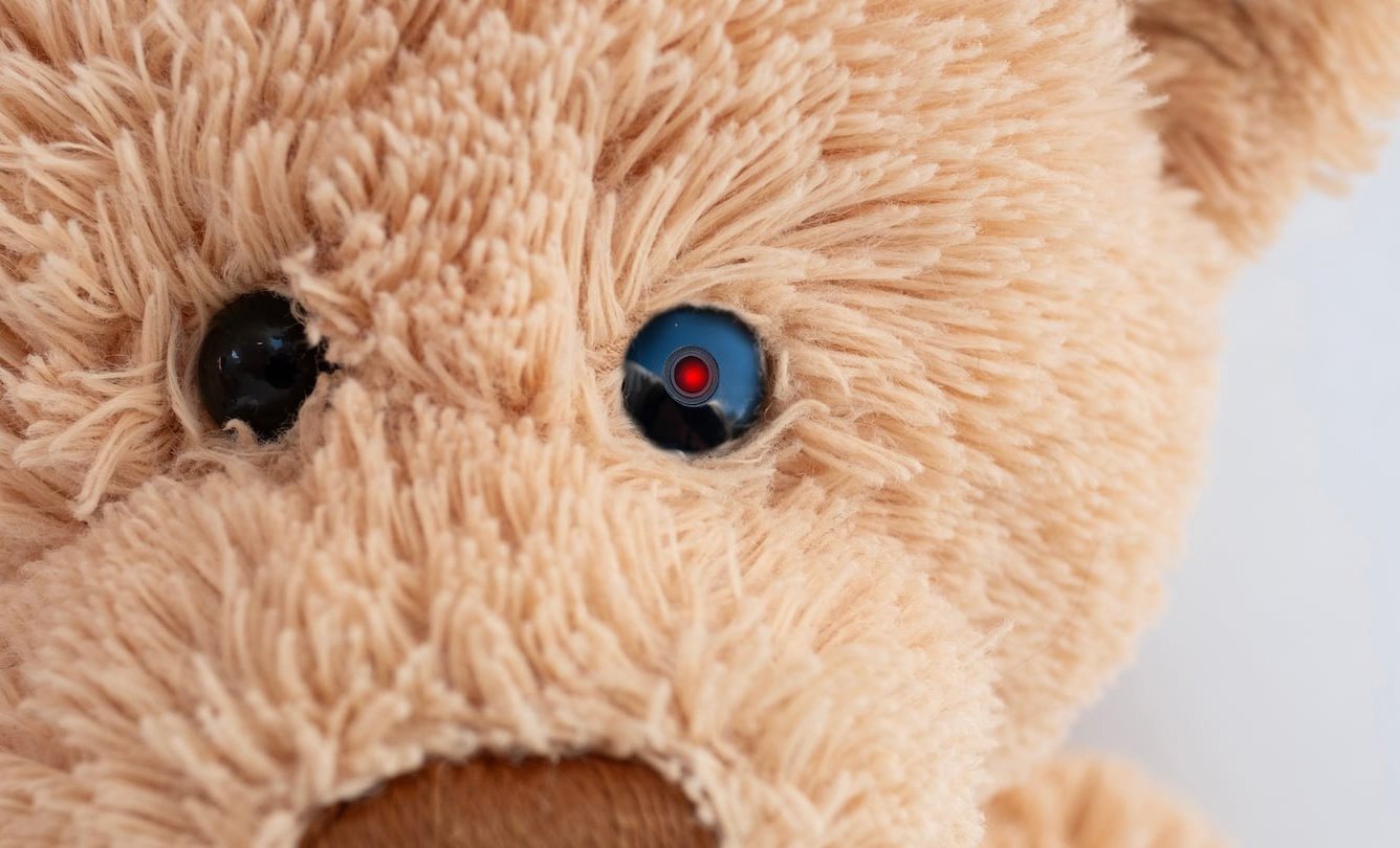 Jucării vorbitoare care sfătuiesc despre chibrituri, cuțite și alte subiecte interzise