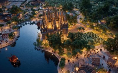 Imagine panoramică cu un castel cu turnuri ascuțite, luminat pe timpul nopții.