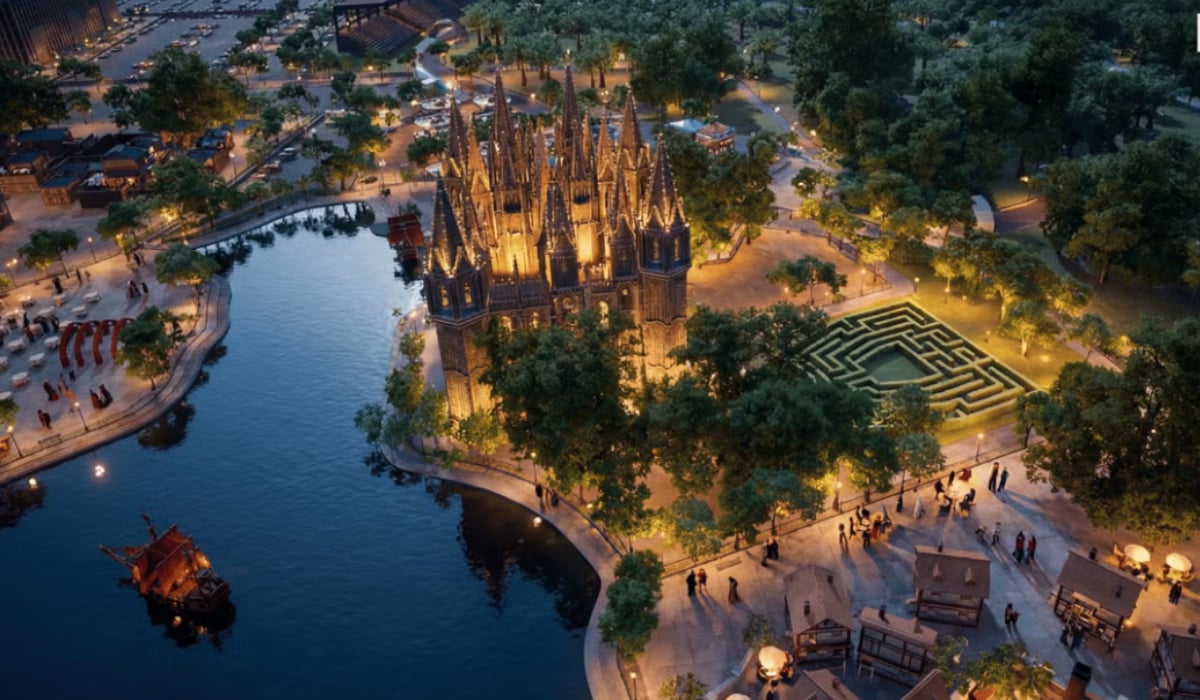 Imagine panoramică cu un castel cu turnuri ascuțite, luminat pe timpul nopții.