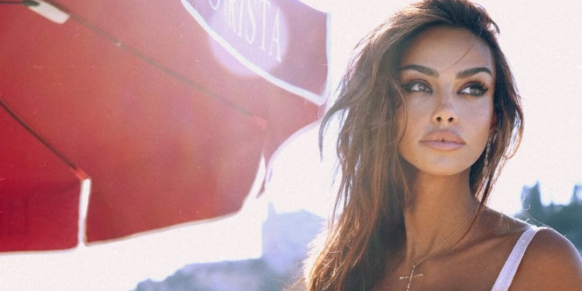 Mădălina Ghenea, imaginile momentului! Fosta iubită a lui Grigor Dimitrov s-a fotografiat într-un echipament alb, care i-a scos în evidență formele