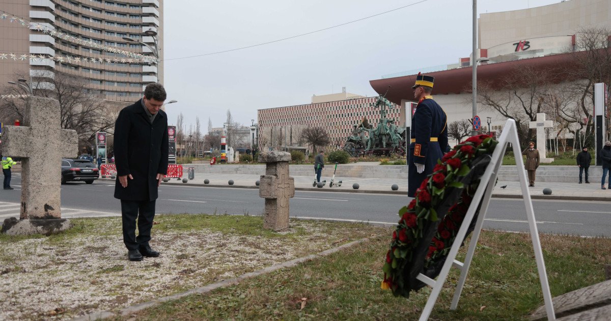 Nicuşor Dan a depus o coroană de flori la Monumentul Eroilor Revoluţiei din 1989, din Piaţa Universităţii