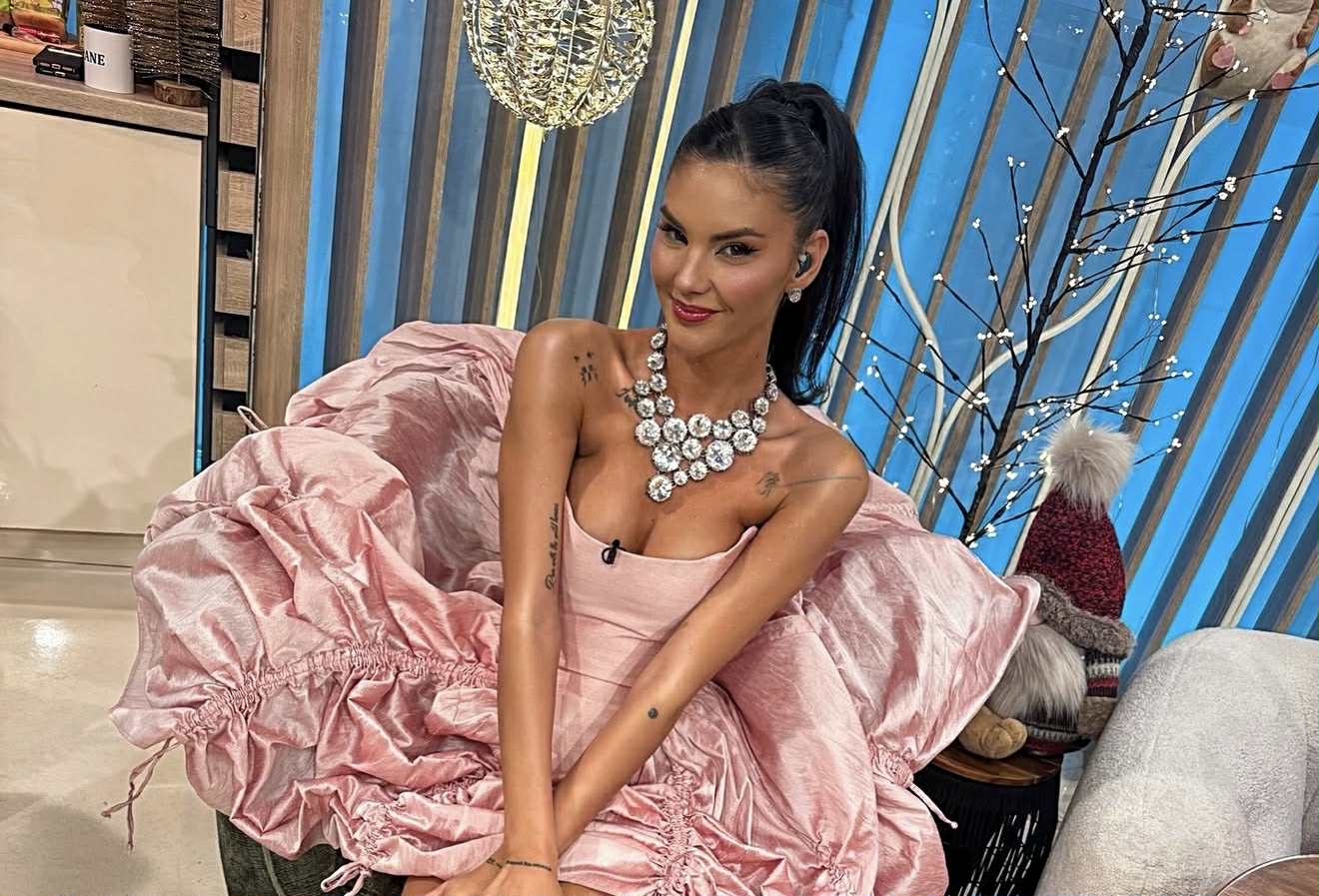 Ramona Olaru în rochie roz