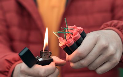 Românii care folosesc de Revelion petarde și artificii interzise riscă închisoarea