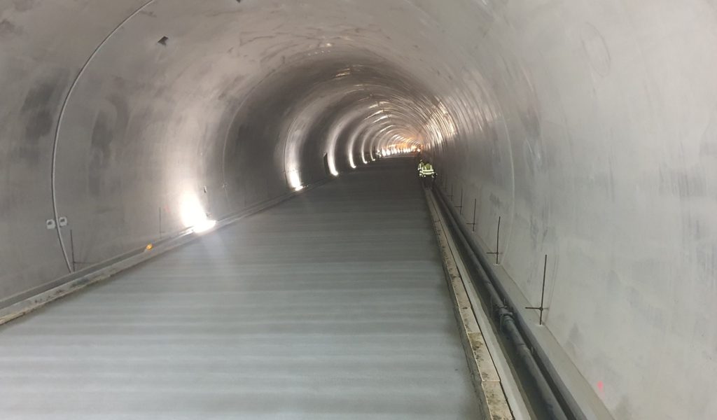 a fost finalizată turnarea betonului rutier în tunelul Curtea de Argeş de pe Autostrada Sibiu – Piteşti