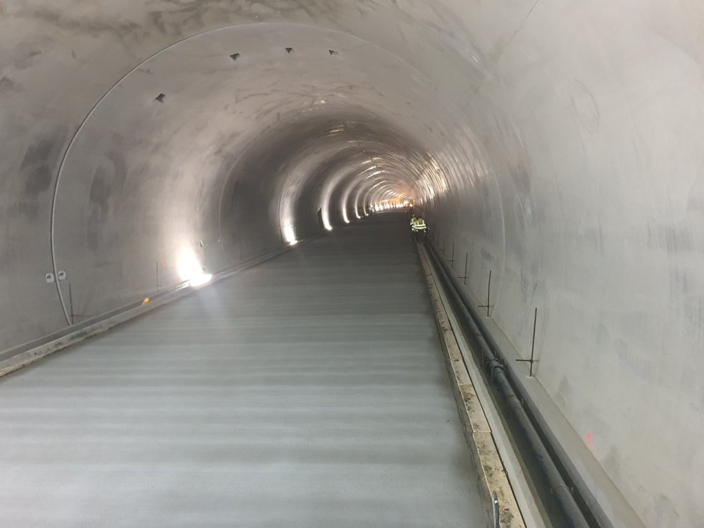 a fost finalizată turnarea betonului rutier în tunelul Curtea de Argeş de pe Autostrada Sibiu – Piteşti