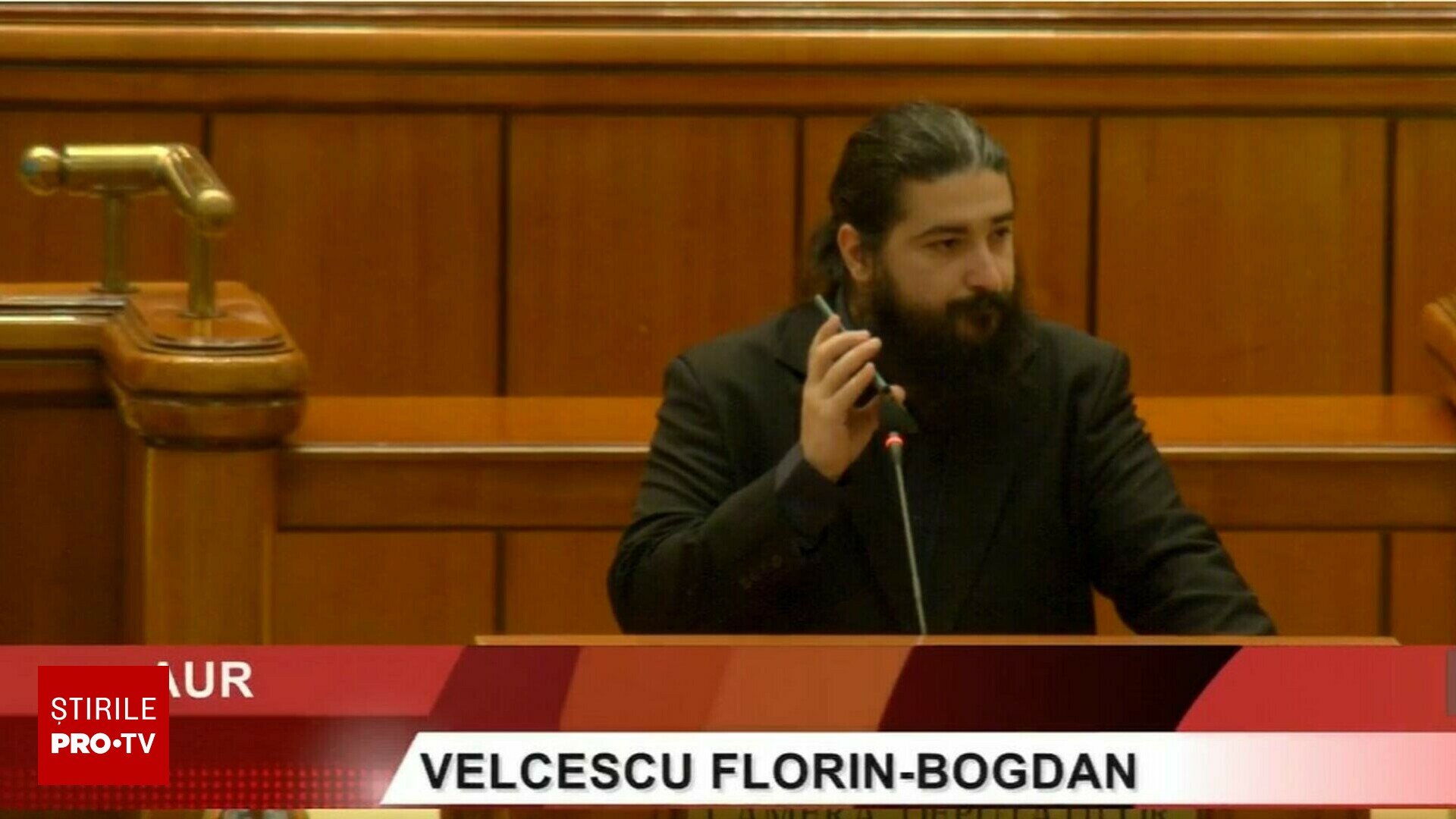 Circ în Parlament, la Legea privind combaterea extremismului. Un deputat AUR a pus muzică rap la microfon: ”Să vă fie rușine”