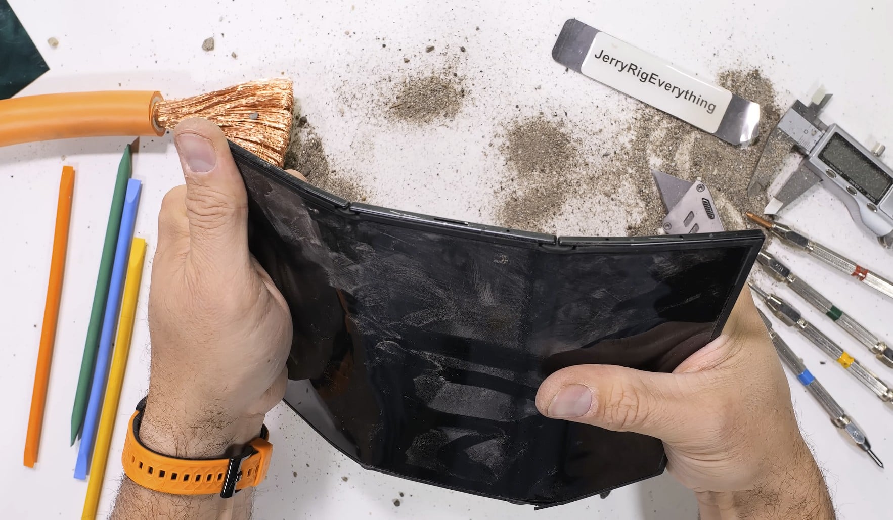 Telefonul tri‑fold de la Samsung se rupe la primul test de rezistență