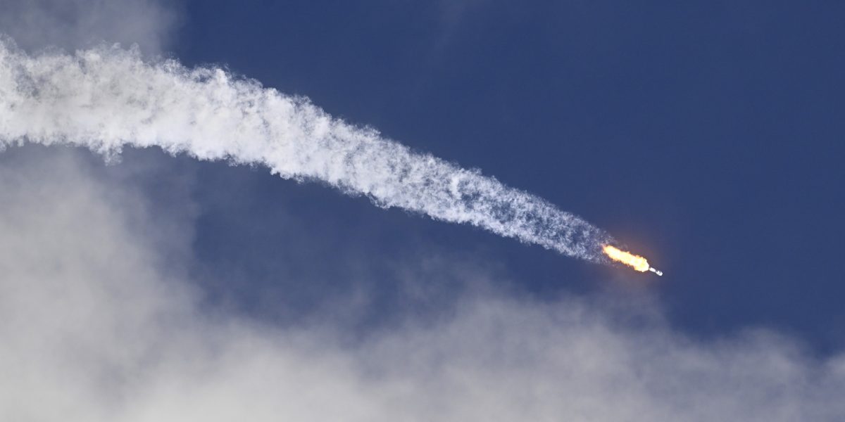 Un satelit din megaconstelația Starlink va cădea pe Pământ, după ce s-a desprins de pe orbită. Ce spun cei de la SpaceX 