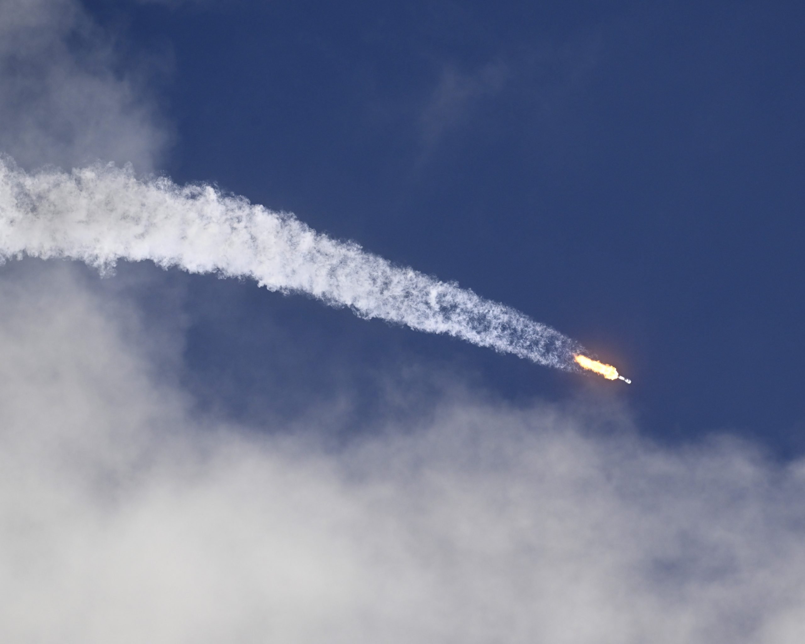 Un satelit din megaconstelația Starlink va cădea pe Pământ, după ce s-a desprins de pe orbită. Ce spun cei de la SpaceX 