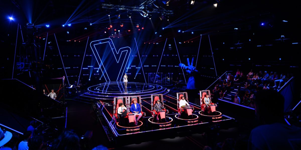 Finala Vocea României 2025, live acum la Pro TV. Patru concurente luptă pentru trofeu / Ce artistă internațională este invitată