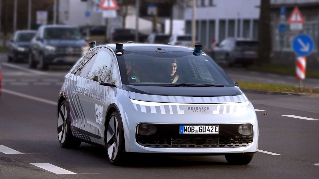 Volkswagen lansează robotaxi rival Tesla, fără volan și pedale, în Germania