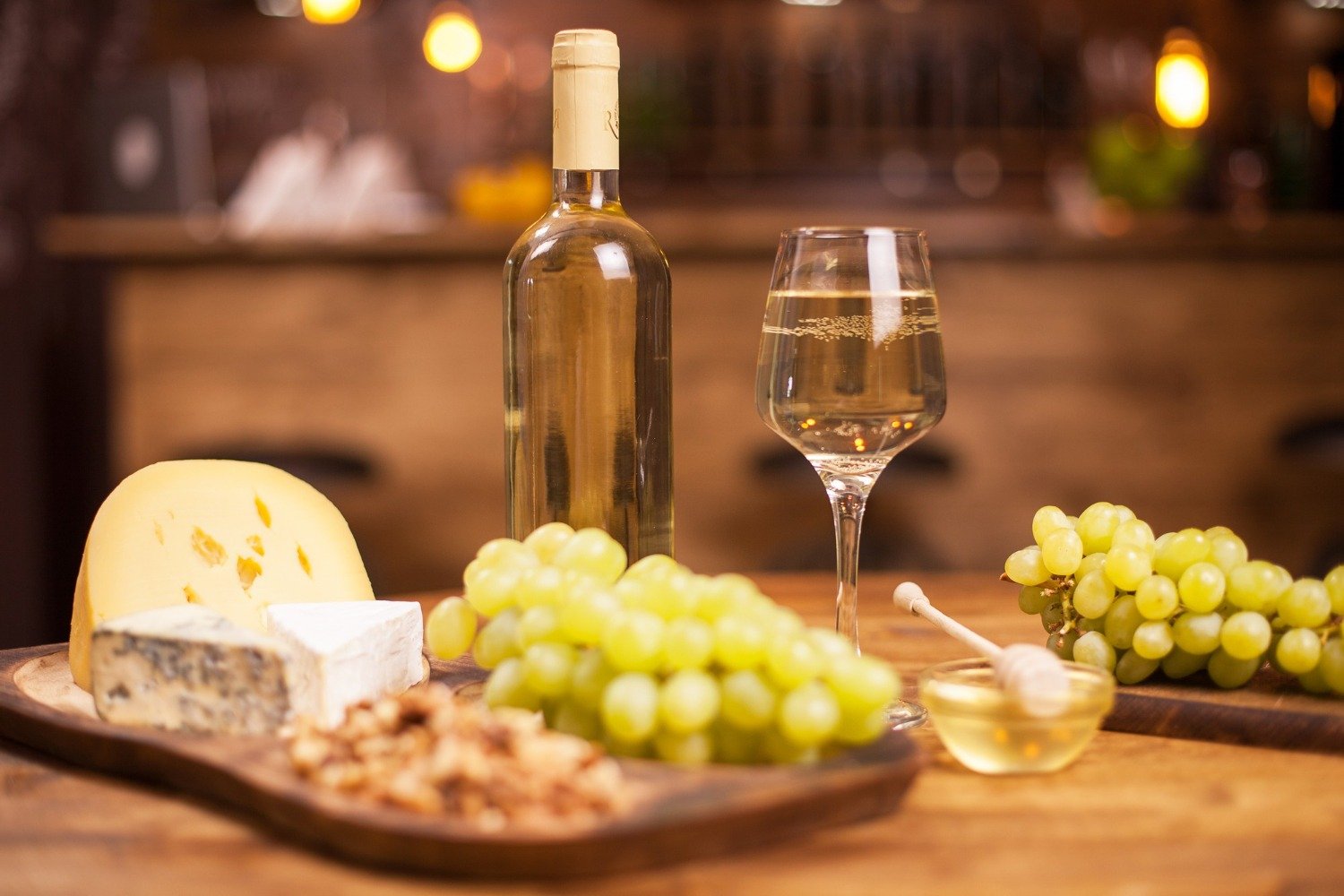 Rețete simple și savuroase de wine & cheese pentru seri de iarnă: patru sugestii ideale pentru o noapte relaxantă alături de șemineu, vin și aperitive rapide