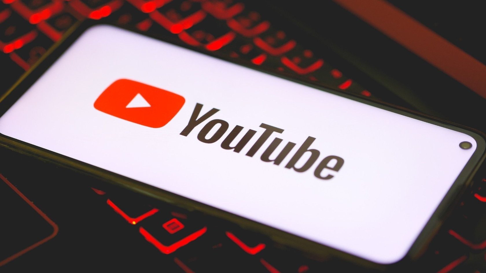 YouTube blochează două canale cu trailere false generate de AI, peste 1 miliard vizualizări