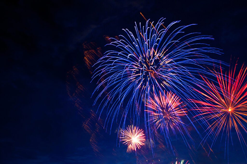 Concerte de muzică pop și rock în Piața Alba Iulia, însoțite de spectacol multimedia și artificii.