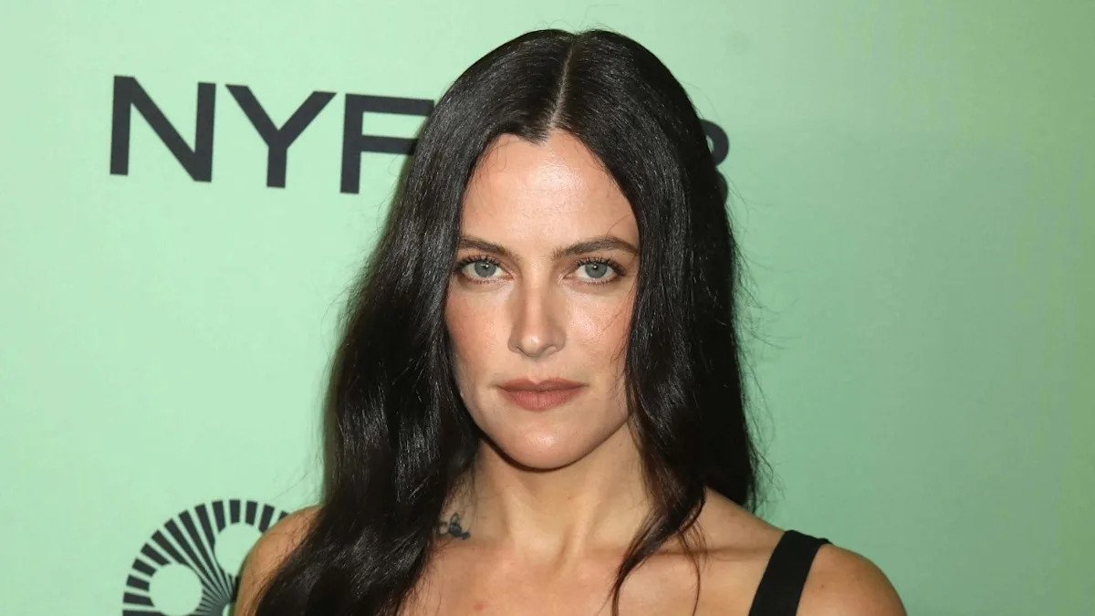 Riley Keough încearcă să mențină familia unită în contextul acuzațiilor șocante ale lui John Travolta