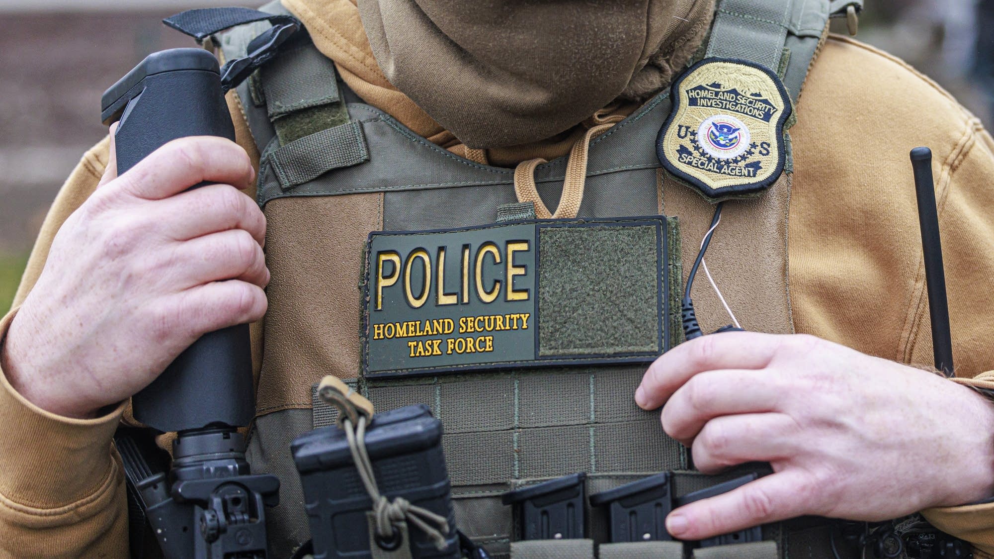 FBI: Bărbat și femeie conduc spre secția de poliție cu agent al DHS blocat în mașină