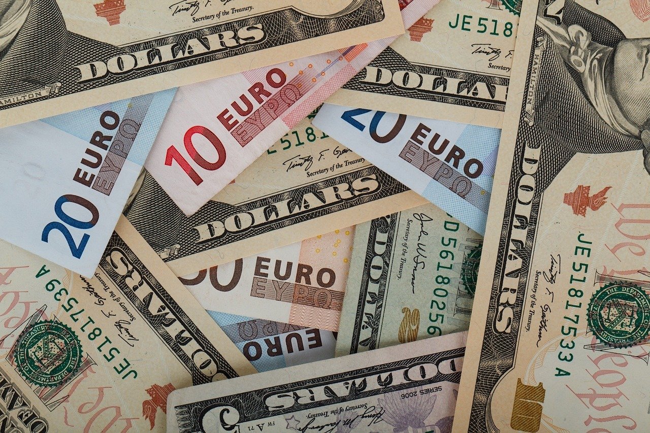Bulgaria adoptă euro într-un context de temeri legate de inflație, în timp ce Croația devine ultima țară care a introdus moneda europeană în 2023