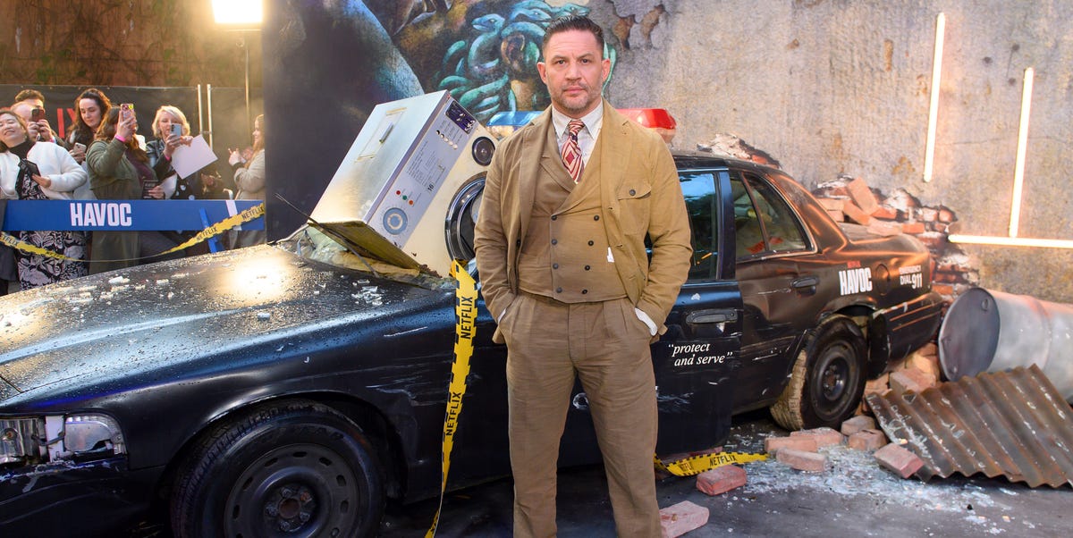 fine.Aripele roșii ale lui Tom Hardy sunt cizme ideale pentru iarnă