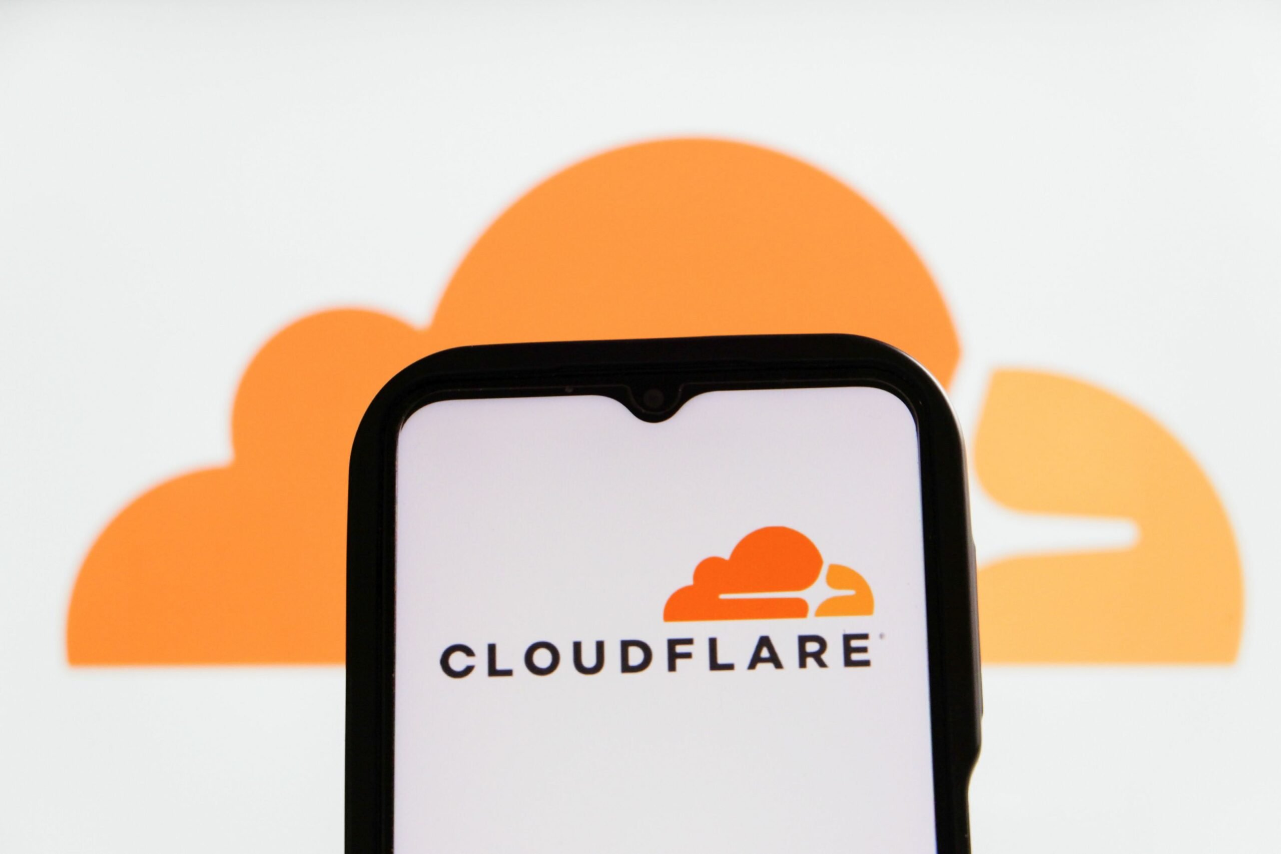 Cloudflare confruntă disfuncționalități la Dashboard și API, investigaţi oprirea majoră.