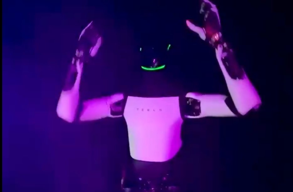 Cât de autonom e Optimus, robotul lui Musk, dacă este condus prin telecomandă?