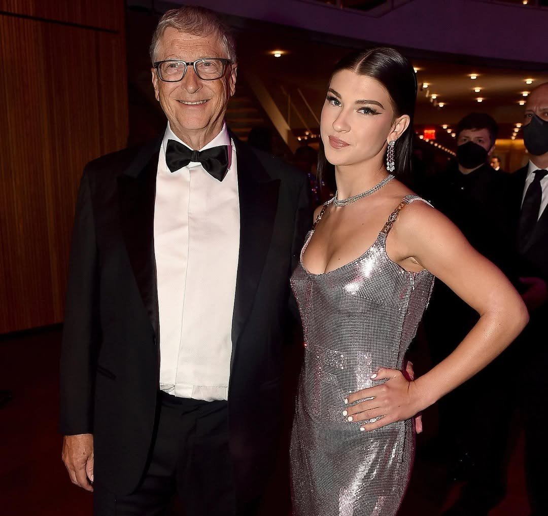 Phoebe Gates adună 30 milioane USD pentru startup AI, cu ajutorul tatălui în suport clienți