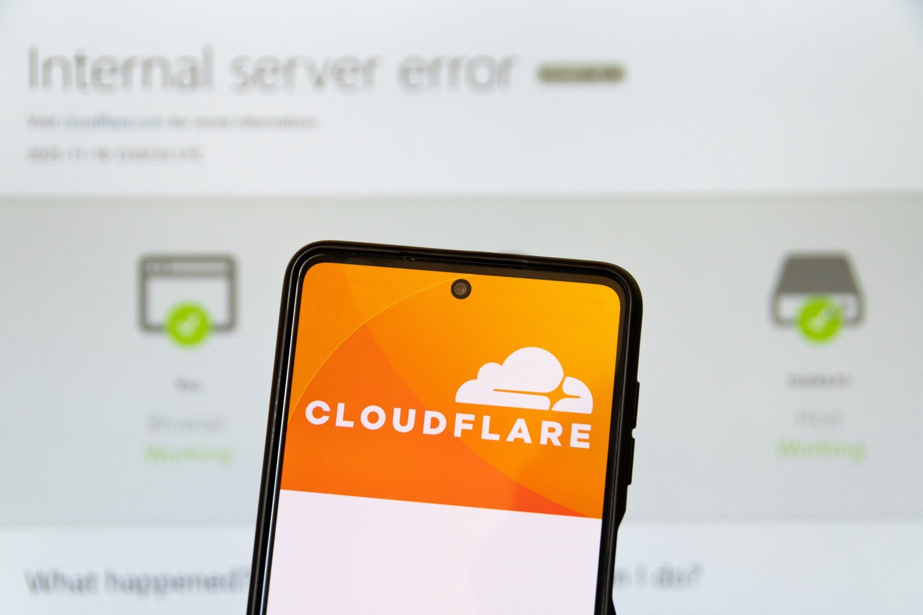 Cloudflare explică primele cauze ale căderii site-urilor globale, avertizând de erori crescute