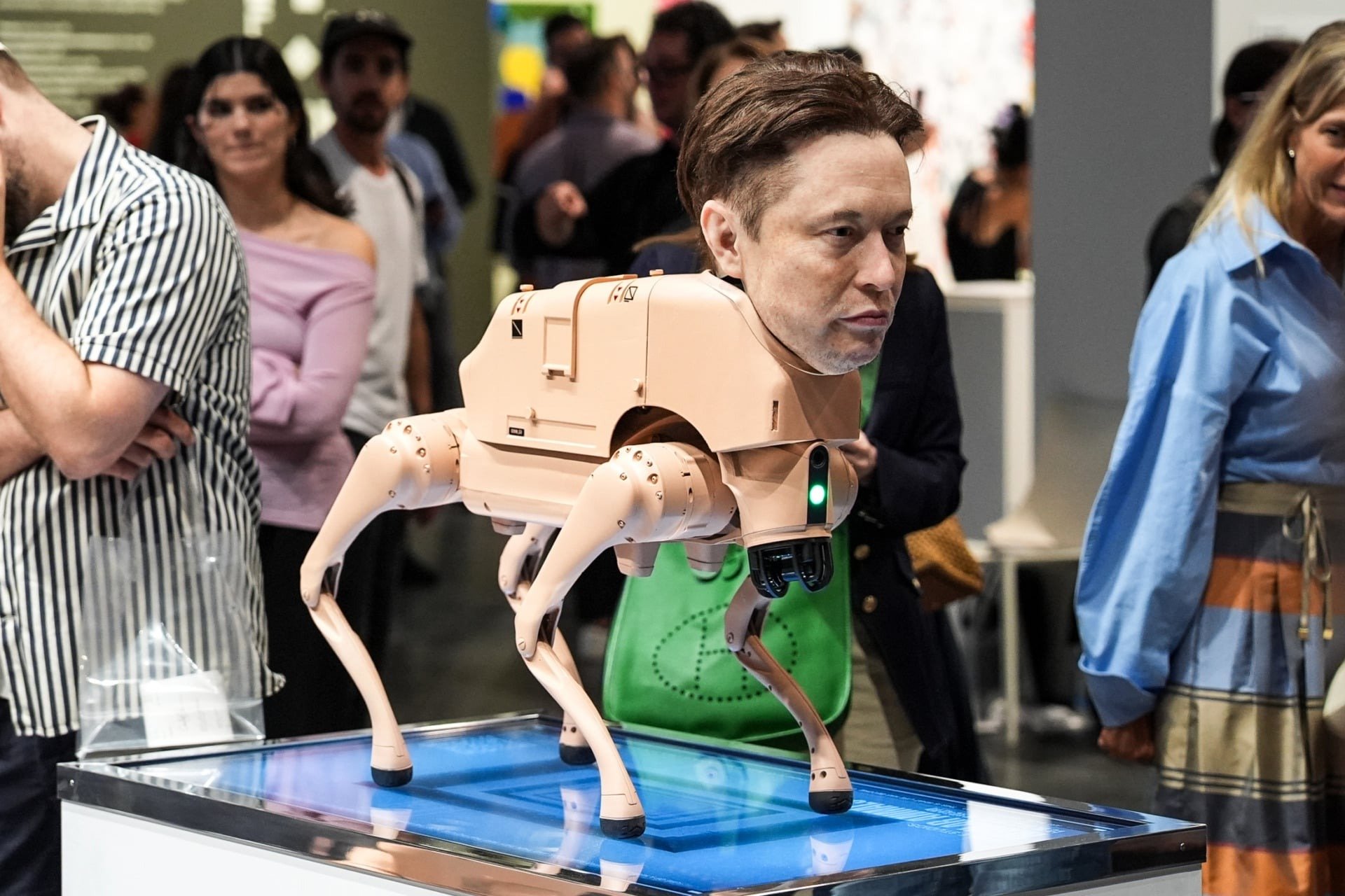 Elon Musk, Mark Zuckerberg și Jeff Bezos apar într‑o instalație ultra‑bizară de 100.000 de dolari