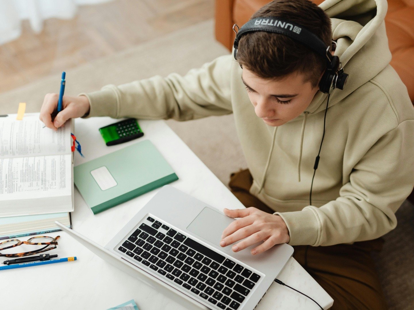 Cadrele didactice reintroduc testele orale pentru a combate frauda prin AI